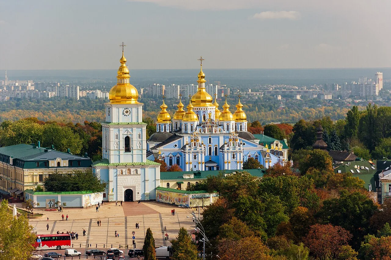 Михайлівський Золотоверхий монастир у Києві серед осінніх дерев