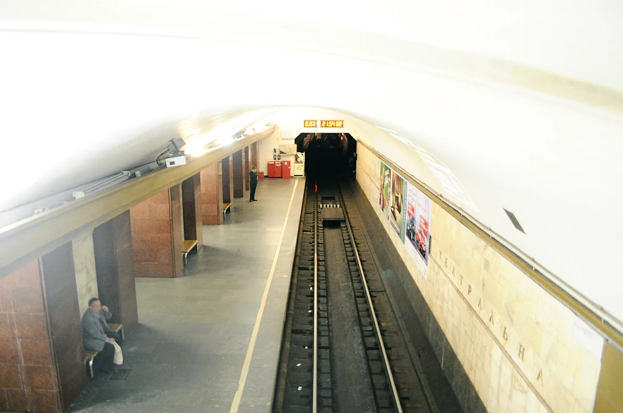 Платформа метро в Києві з коліями