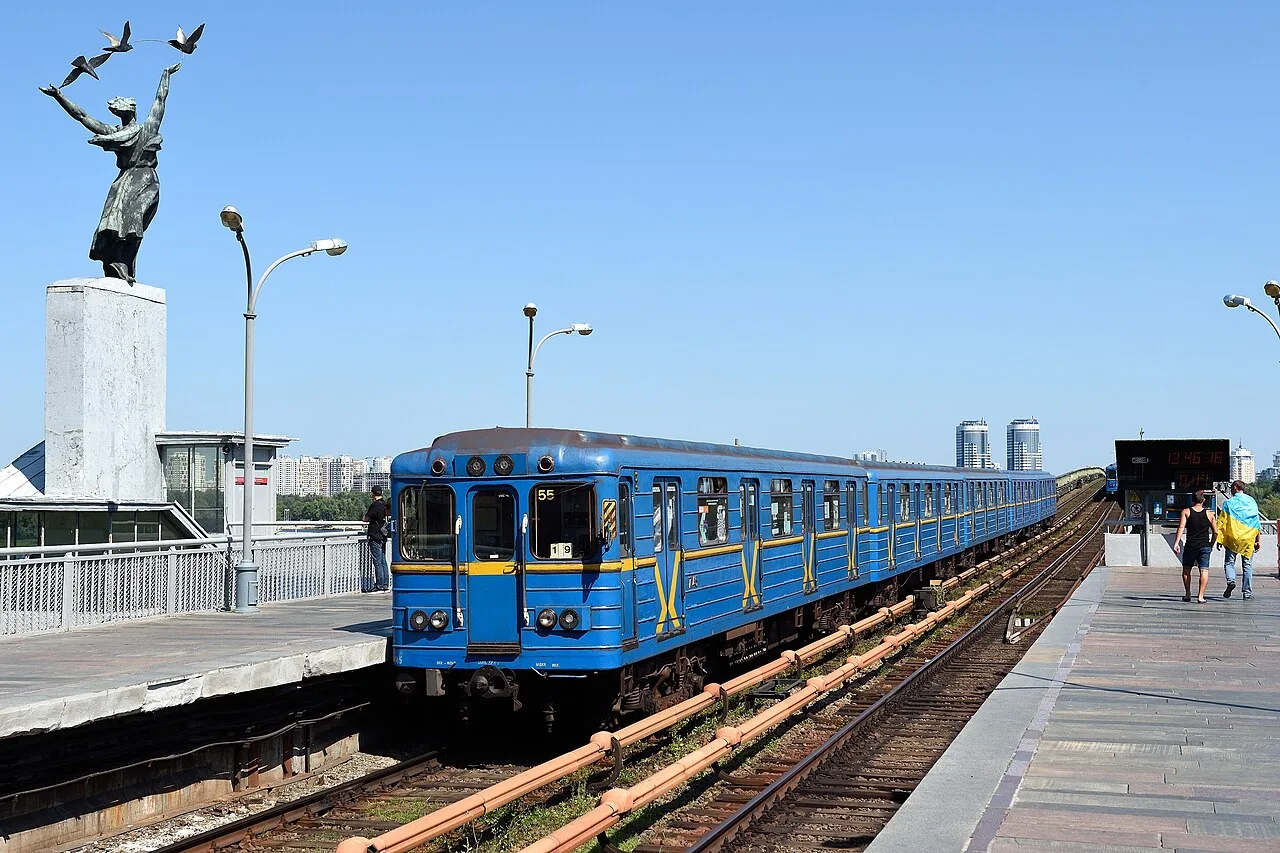 Поїзд Київського метро на станції «Дніпро