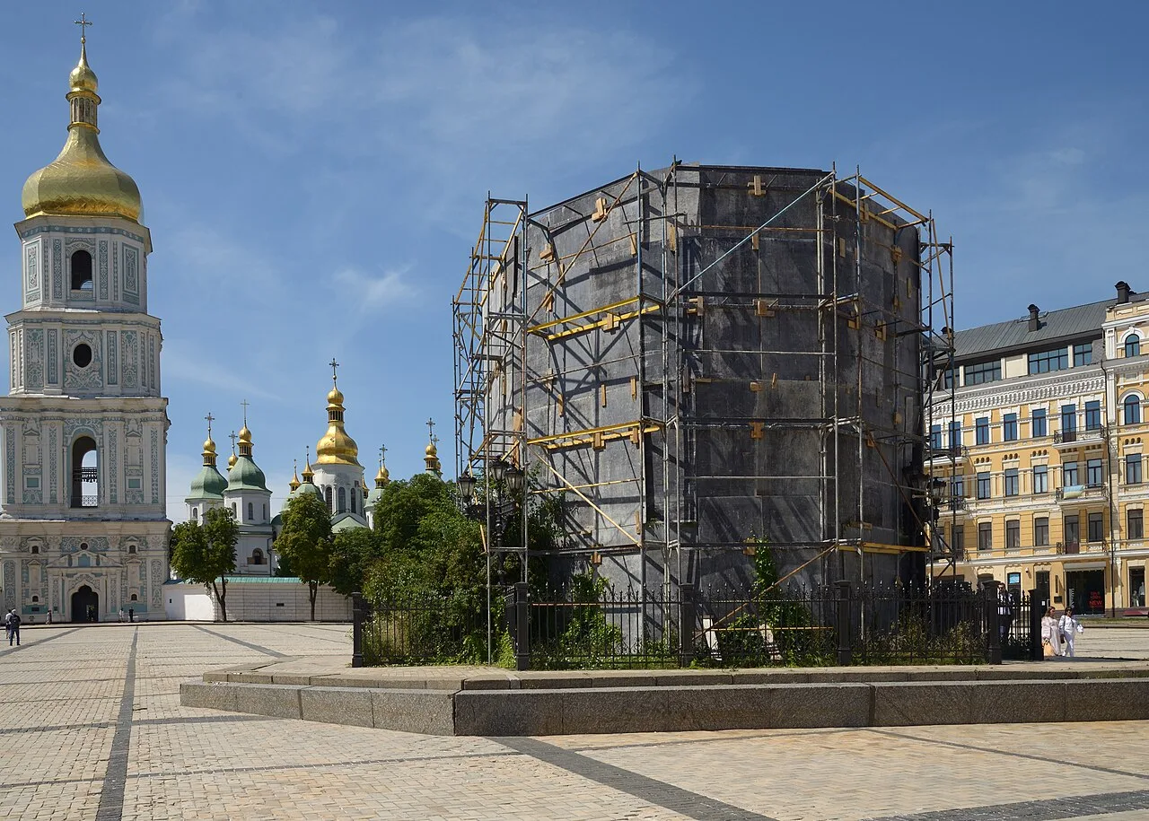 Пам’ятник Богдану Хмельницькому, укритий захисними конструкціями