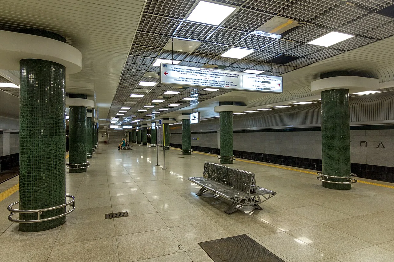 Колона із зеленою мозаїкою на станції метро «Голосеевская»