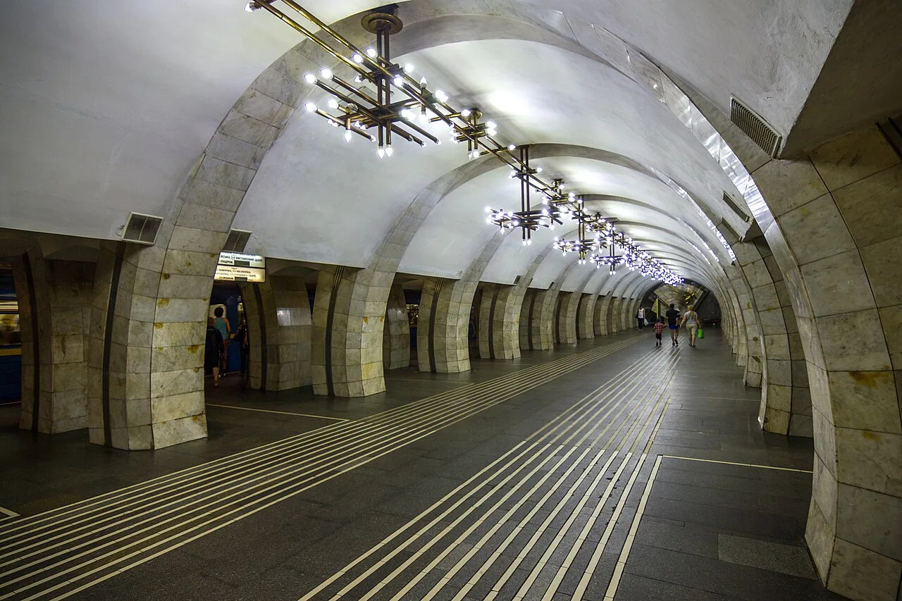 Підвісні світильники у склепінчастому залі станції метро «Либідська»