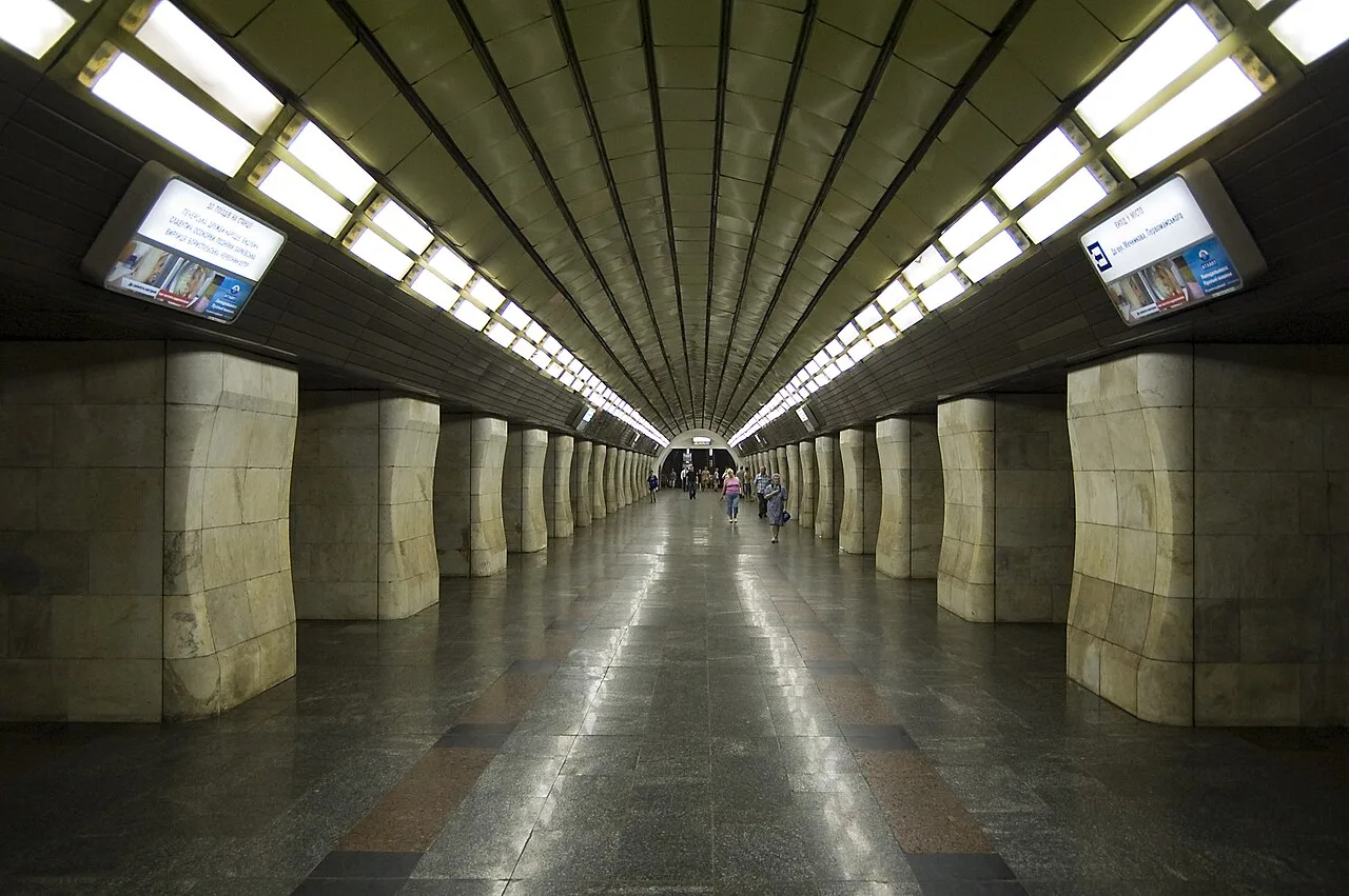 Центральна зала станції метро «Кловська» з кам’яними колонами й стельовими світильниками Центральна зала станції метро «Кловська» з кам’яними колонами й стельовими світильниками