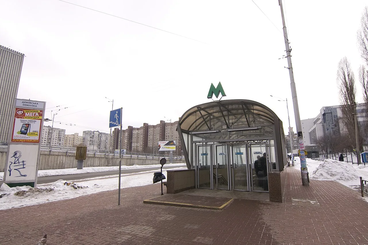 Вхід до станції метро Деміївська Вхід до станції метро Деміївська