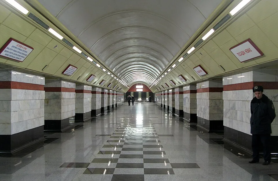 Станція метро «Сирець» із довгим склепінчастим залом і рядами колон