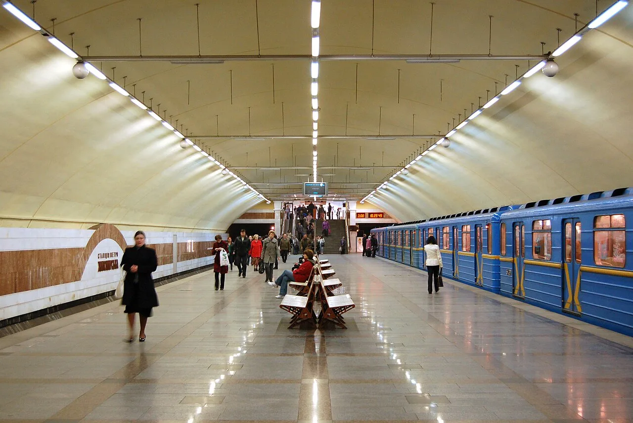 Платформа станції метро «Житомирська» з поїздом і лавами, вид у бік західного вестибюля Платформа станції метро «Житомирська» з поїздом і лавами, вид у бік західного вестибюля