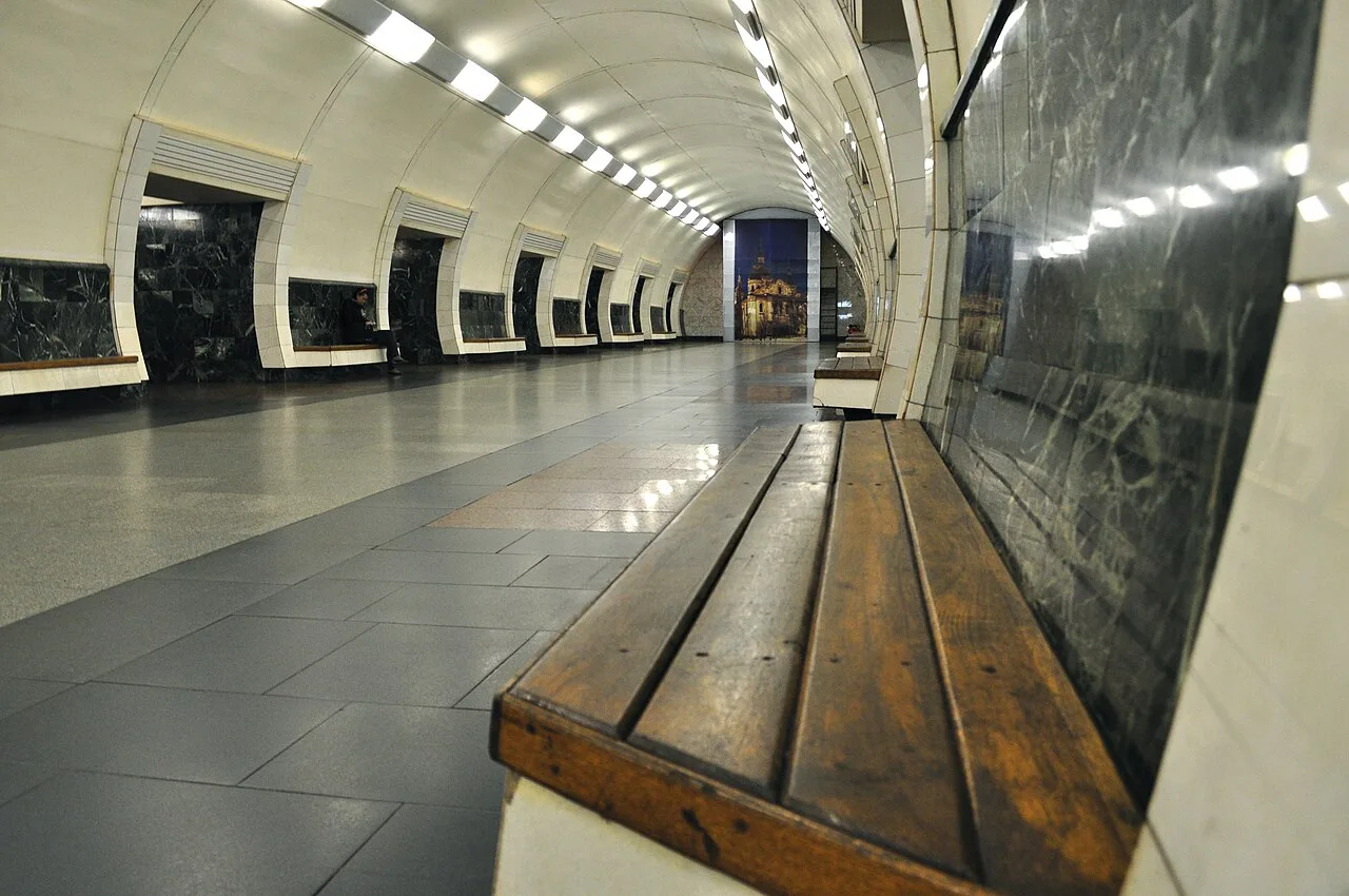 Платформа станції метро в Києві з дерев’яною лавою