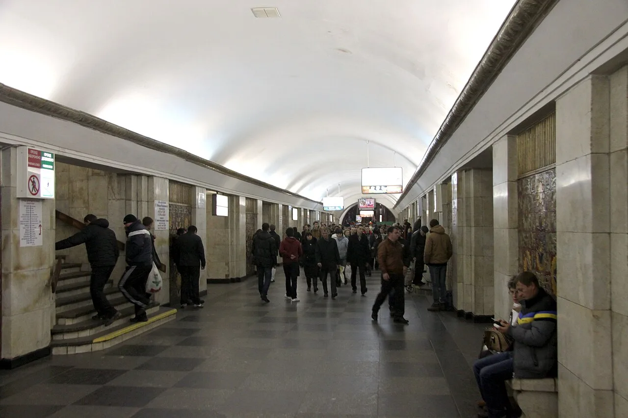 Зала станції метро «Хрещатик» із пасажирами Зала станції метро «Хрещатик» із пасажирами