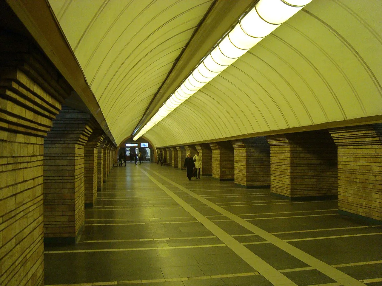 Зал станції метро «Звіринецька» з арковою стелею та цегляними колонами. Зал станції метро «Звіринецька» з арковою стелею та цегляними колонами.