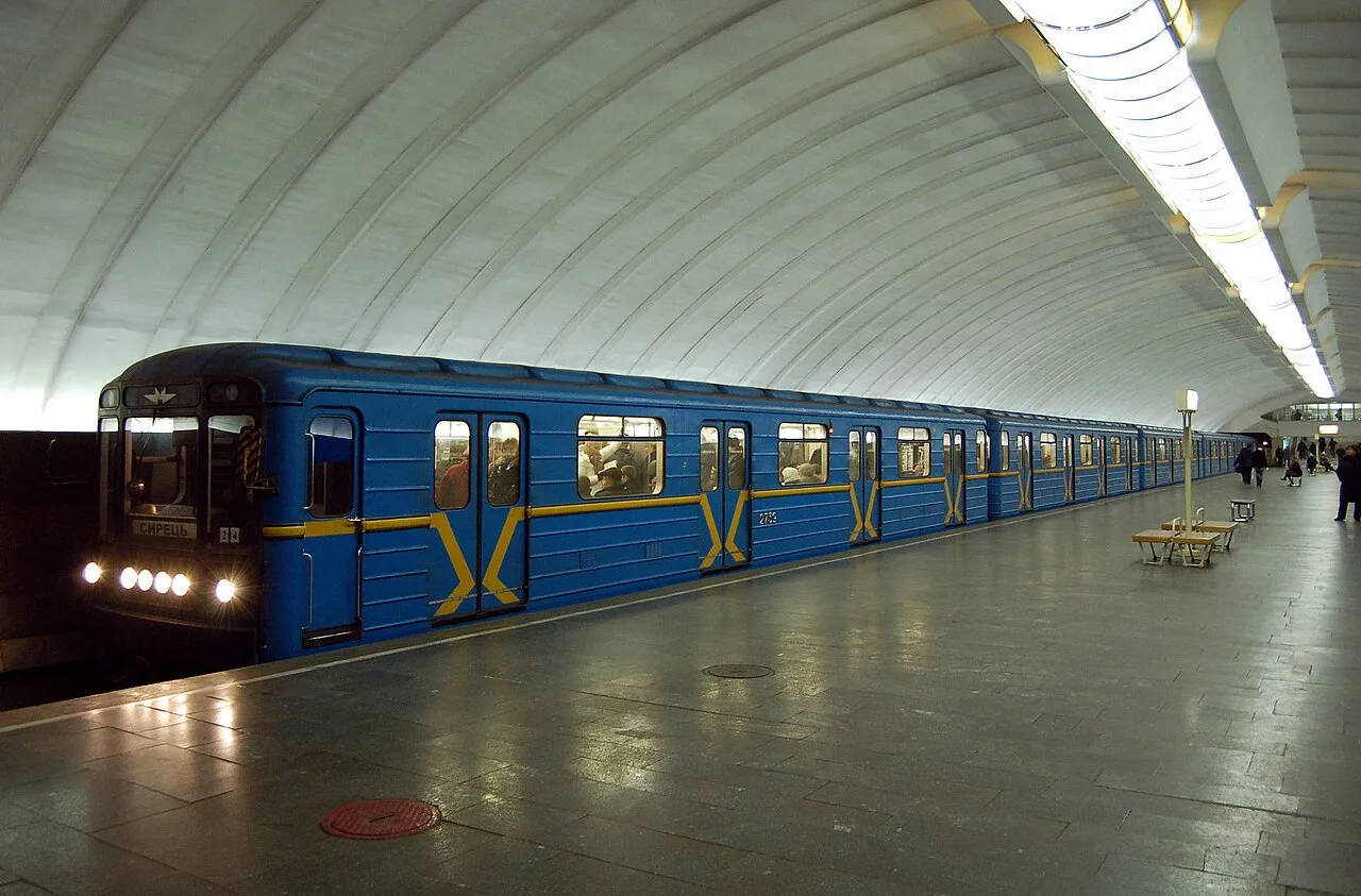 Платформа станції метро «Осокорки» в Києві з поїздом Платформа станції метро «Осокорки» в Києві з поїздом