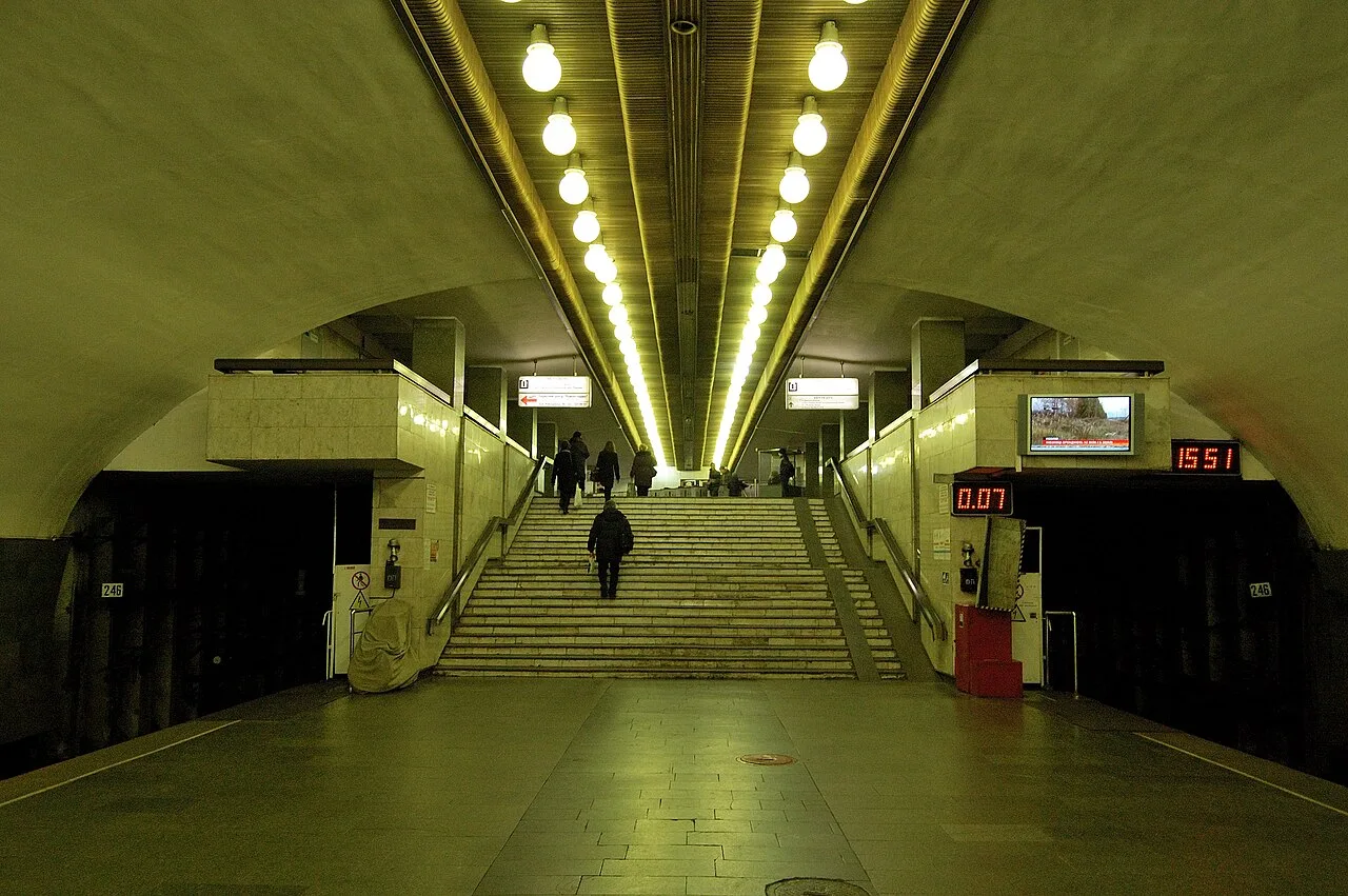 Сходи станції метро «Харківська» в Києві Сходи станції метро «Харківська» в Києві