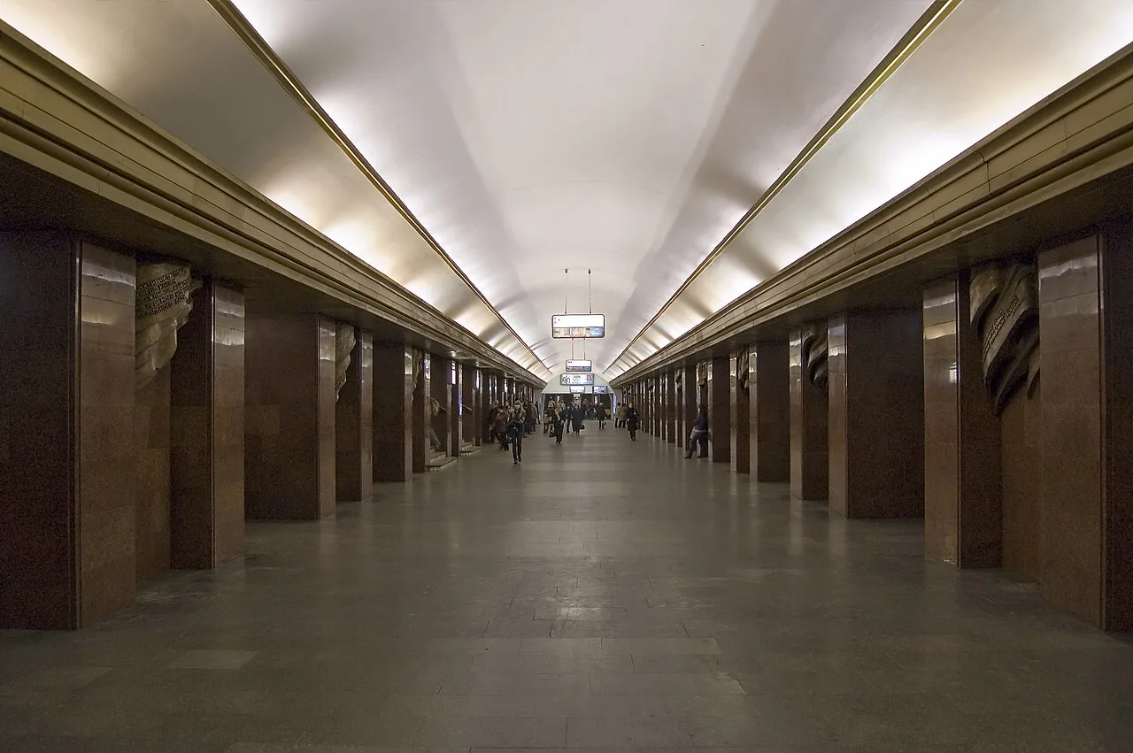 Центральний зал станції метро «Театральна» з рядами масивних колон Центральний зал станції метро «Театральна» з рядами масивних колон