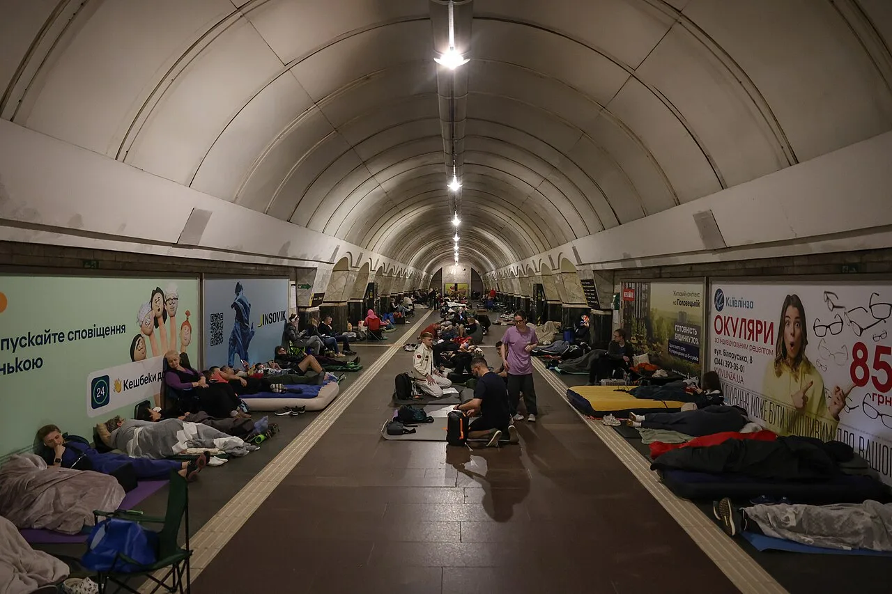 Платформа Київського метрополітену, де люди перечікують повітряну тривогу