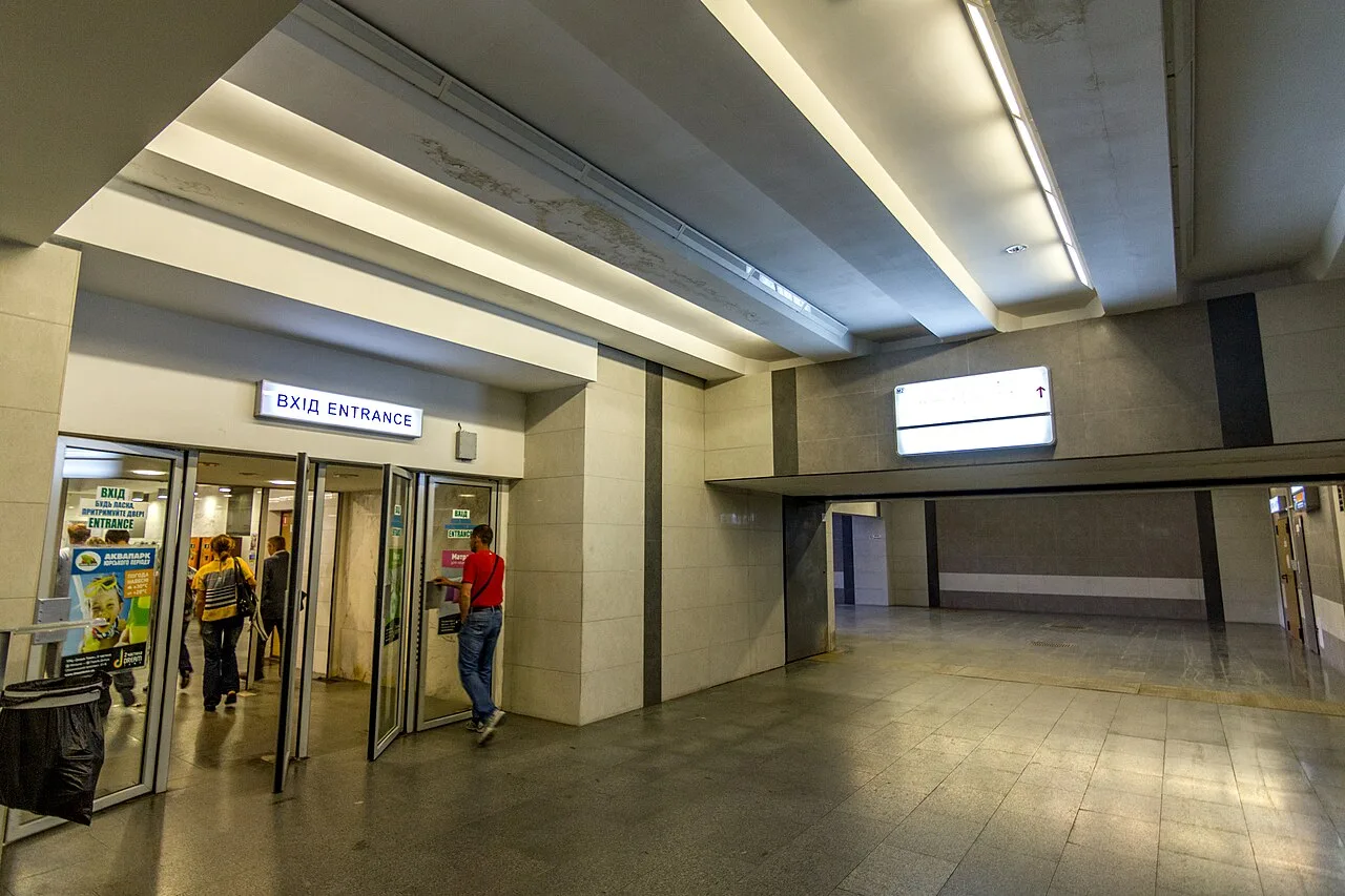 Вестибюль станції метро «Виставковий центр» Вестибюль станції метро «Виставковий центр»