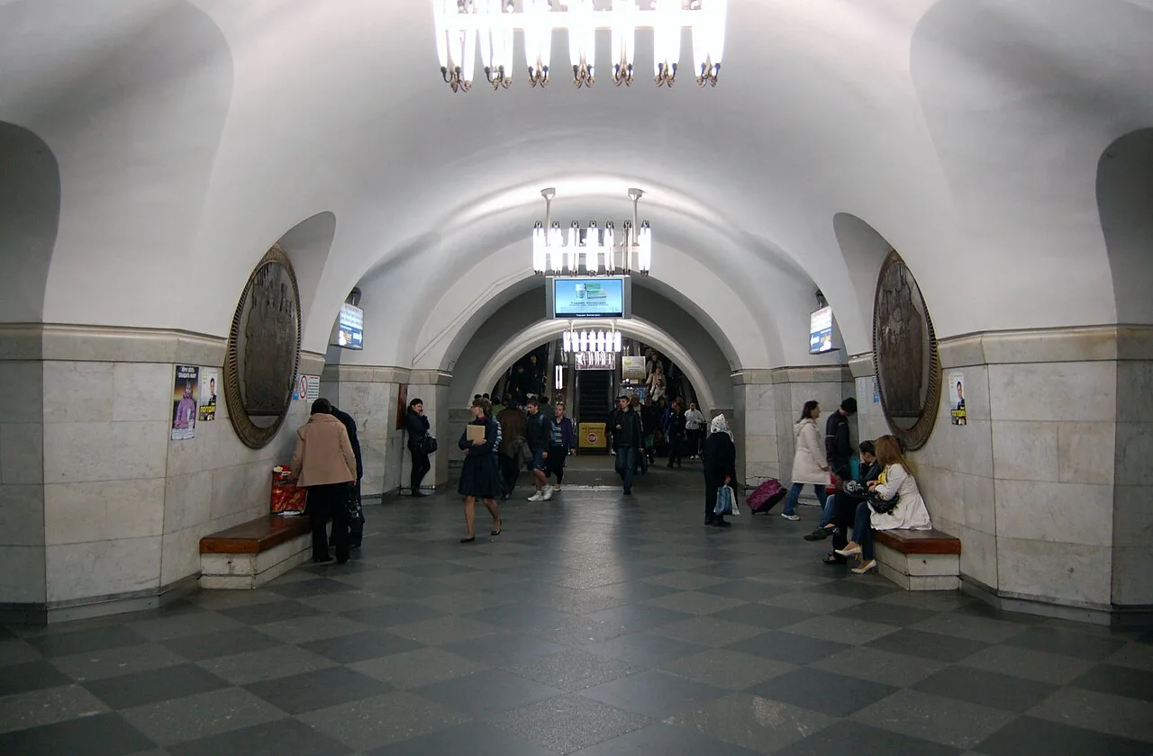 Центральний зал станції метро «Вокзальна» з ескалаторами. Центральний зал станції метро «Вокзальна» з ескалаторами.