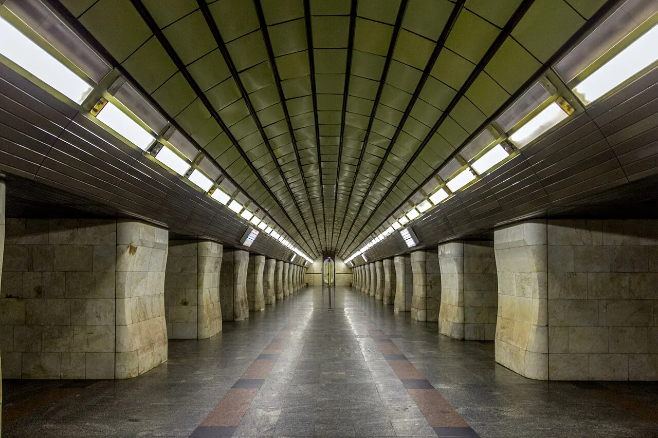 Центральний зал станції метро Кловська з кам’яними колонами та освітленою стелею Центральний зал станції метро Кловська з кам’яними колонами та освітленою стелею