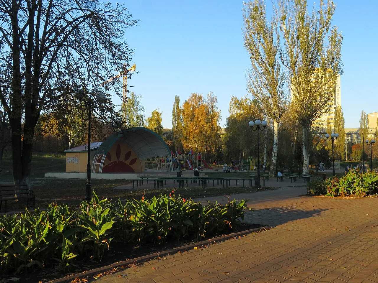 Відкрита сцена серед дерев у парку Орлятко в Києві Відкрита сцена серед дерев у парку Орлятко в Києві