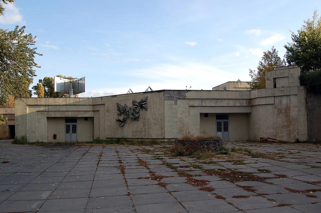Північно-східний вестибюль станції метро «Гідропарк» Північно-східний вестибюль станції метро «Гідропарк»