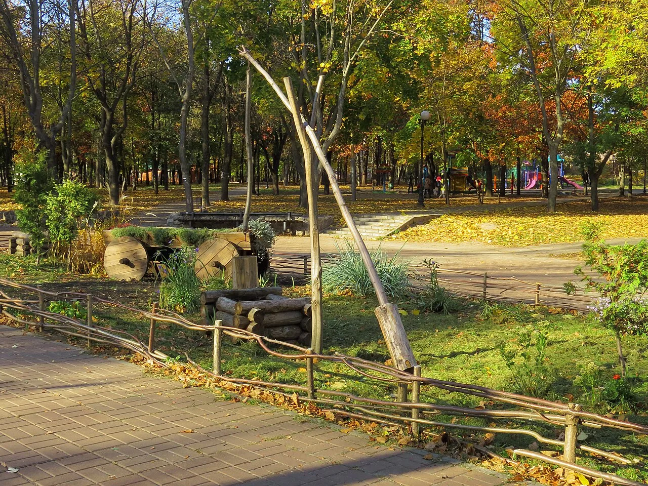 Осіння алея з деревами в Інтернаціональному парку Києва Осіння алея з деревами в Інтернаціональному парку Києва