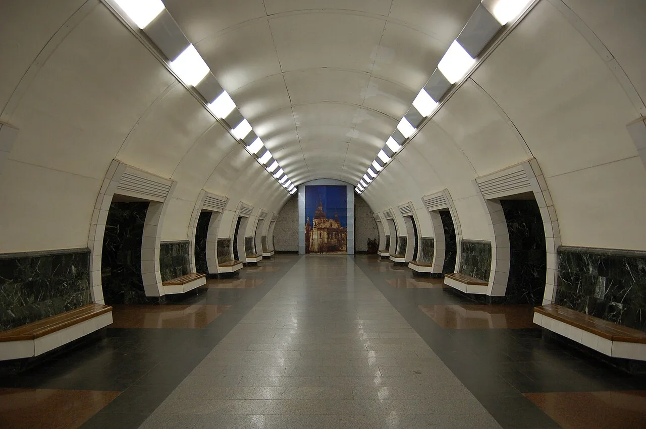 Центральний зал станції метро «Дорогожичі» в Києві