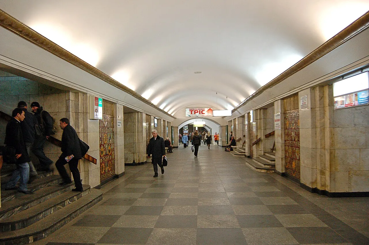 Центральний зал станції метро Хрещатик Центральний зал станції метро Хрещатик