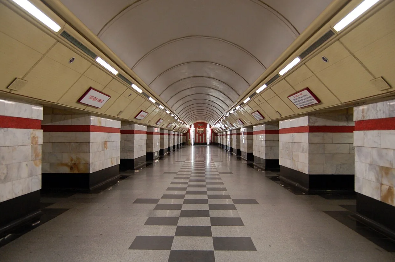 Центральний зал станції метро «Сирець» у Києві