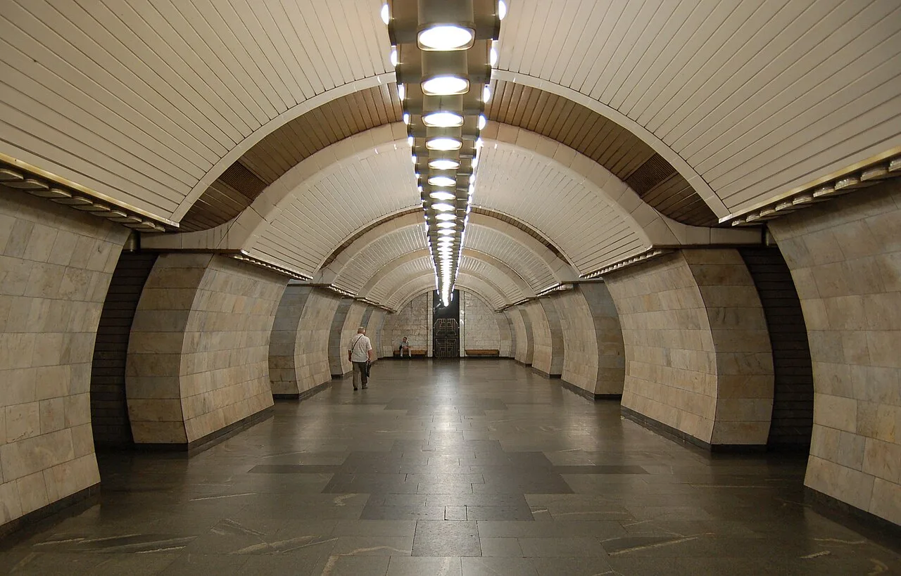 Центральний зал станції метро «Печерська» в Києві Центральний зал станції метро «Печерська» в Києві