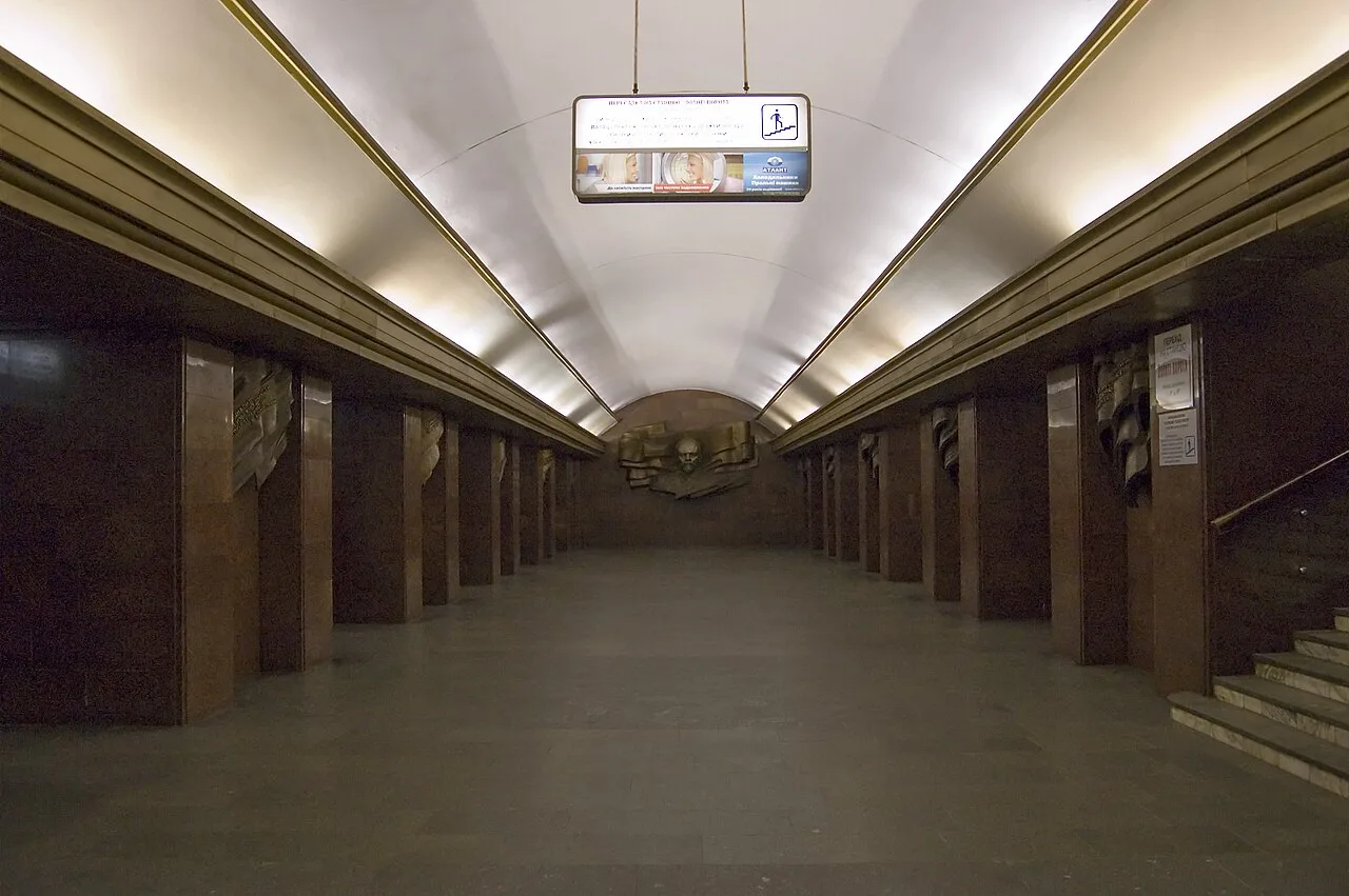 Центральний зал станції метро «Театральна» в Києві Центральний зал станції метро «Театральна» в Києві