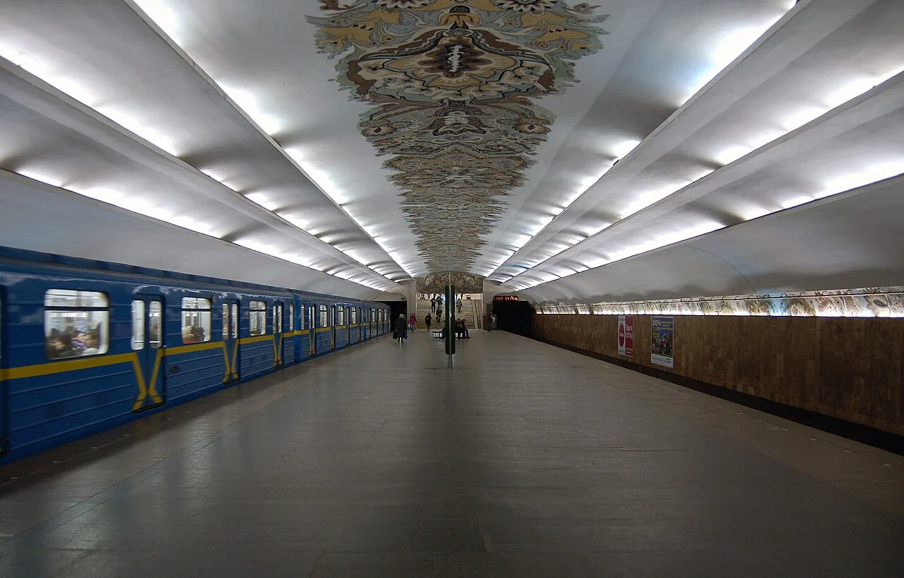 Платформа станції метро «Мінська» з синім поїздом і орнаментом на стелі Платформа станції метро «Мінська» з синім поїздом і орнаментом на стелі