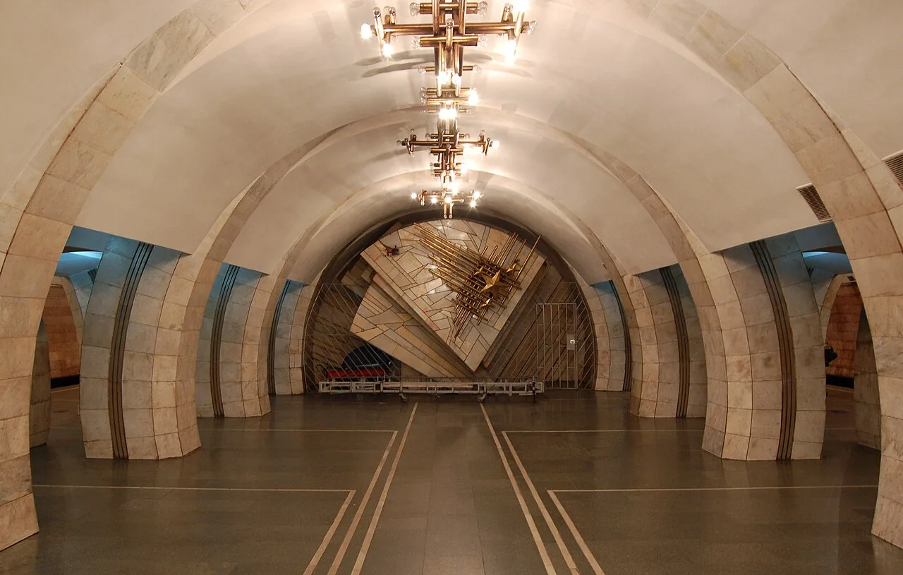 Центральна зала станції метро «Либідська» з арковими колонами