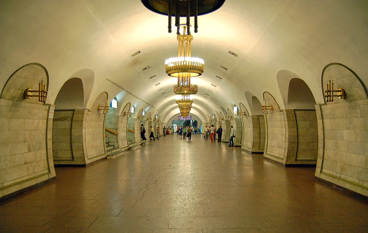 Центральний зал станції метро «Площа Українських Героїв» Центральний зал станції метро «Площа Українських Героїв»