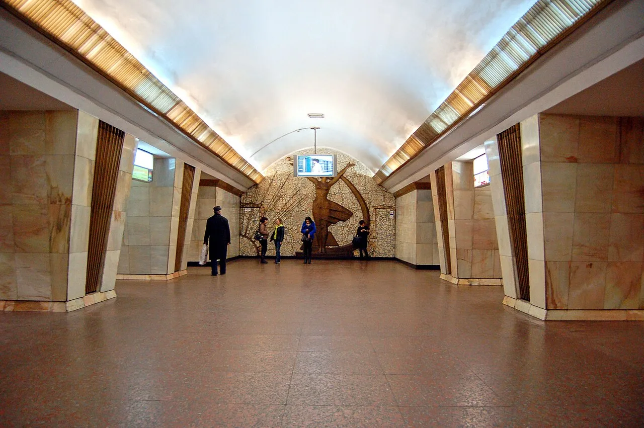 Центральний зал станції метро «Політехнічний інститут» Центральний зал станції метро «Політехнічний інститут»