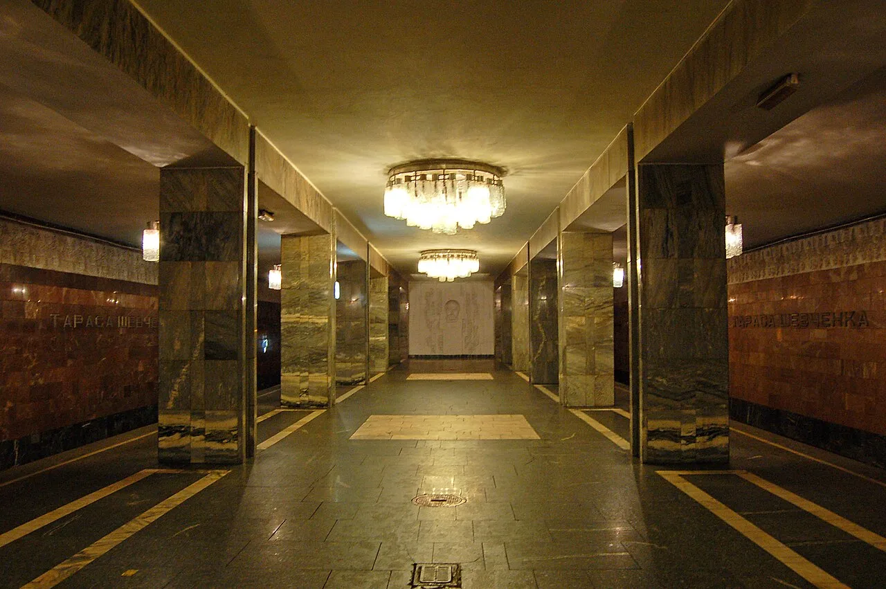Центральний зал станції метро «Тараса Шевченка» в Києві Центральний зал станції метро «Тараса Шевченка» в Києві