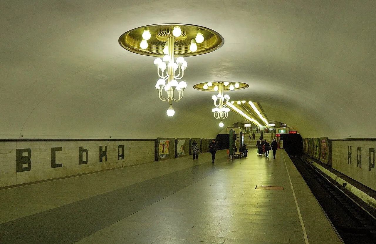 Платформа станції метро «Харківська» в Києві з люстрами Платформа станції метро «Харківська» в Києві з люстрами