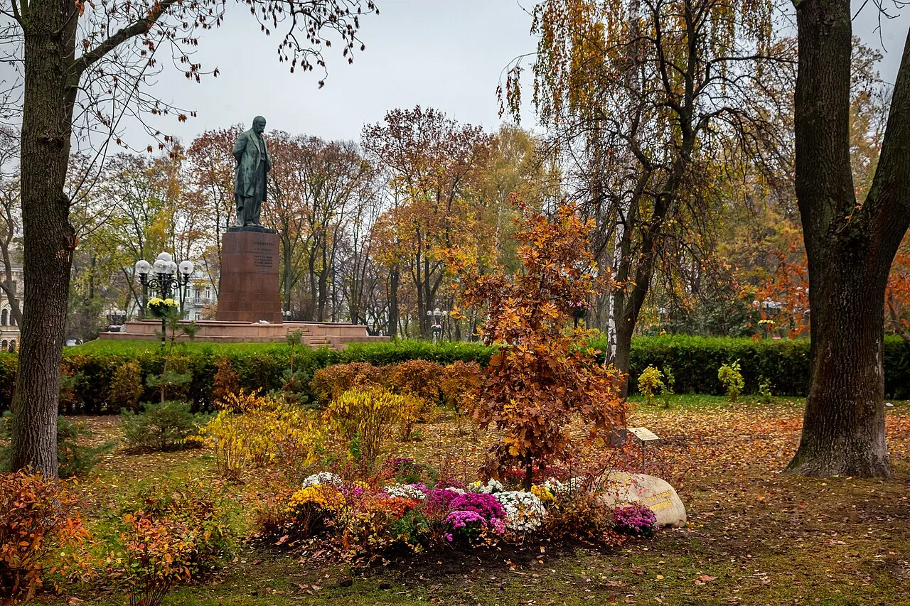 Осінній парк імені Тараса Шевченка з пам’ятником і квітником Осінній парк імені Тараса Шевченка з пам’ятником і квітником