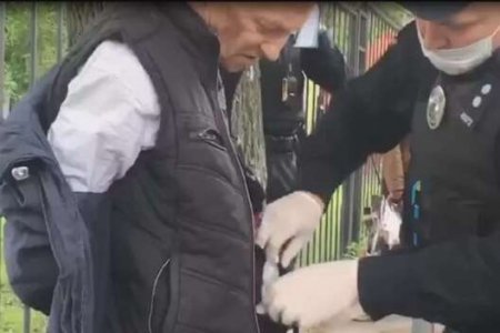 В Киеве пенсионер, угрожая ножом, хотел взять девушку в заложники